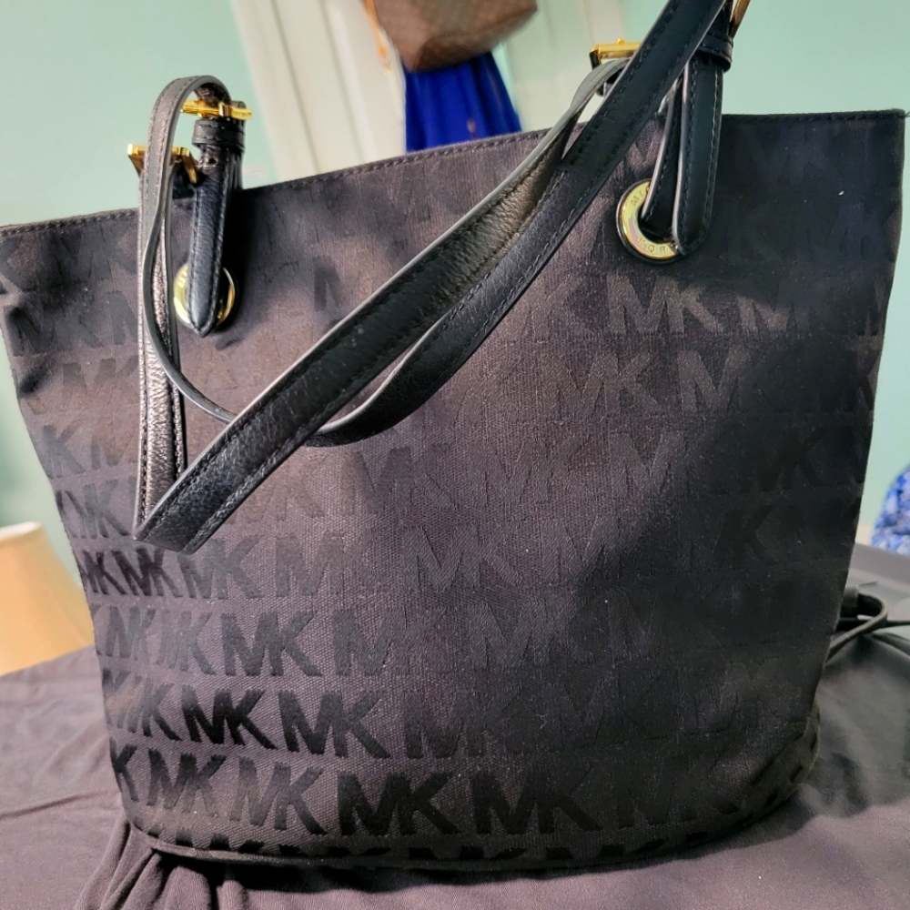 Michael kors bucket purse